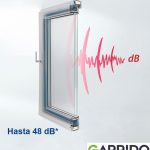 Ventana con sistema de aislamiento acústico de hasta 48 decibelios instalada por Ventanas Garrido en Castilleja de la Cuesta, Sevilla. Ideal para reducir el ruido exterior en viviendas y oficinas.